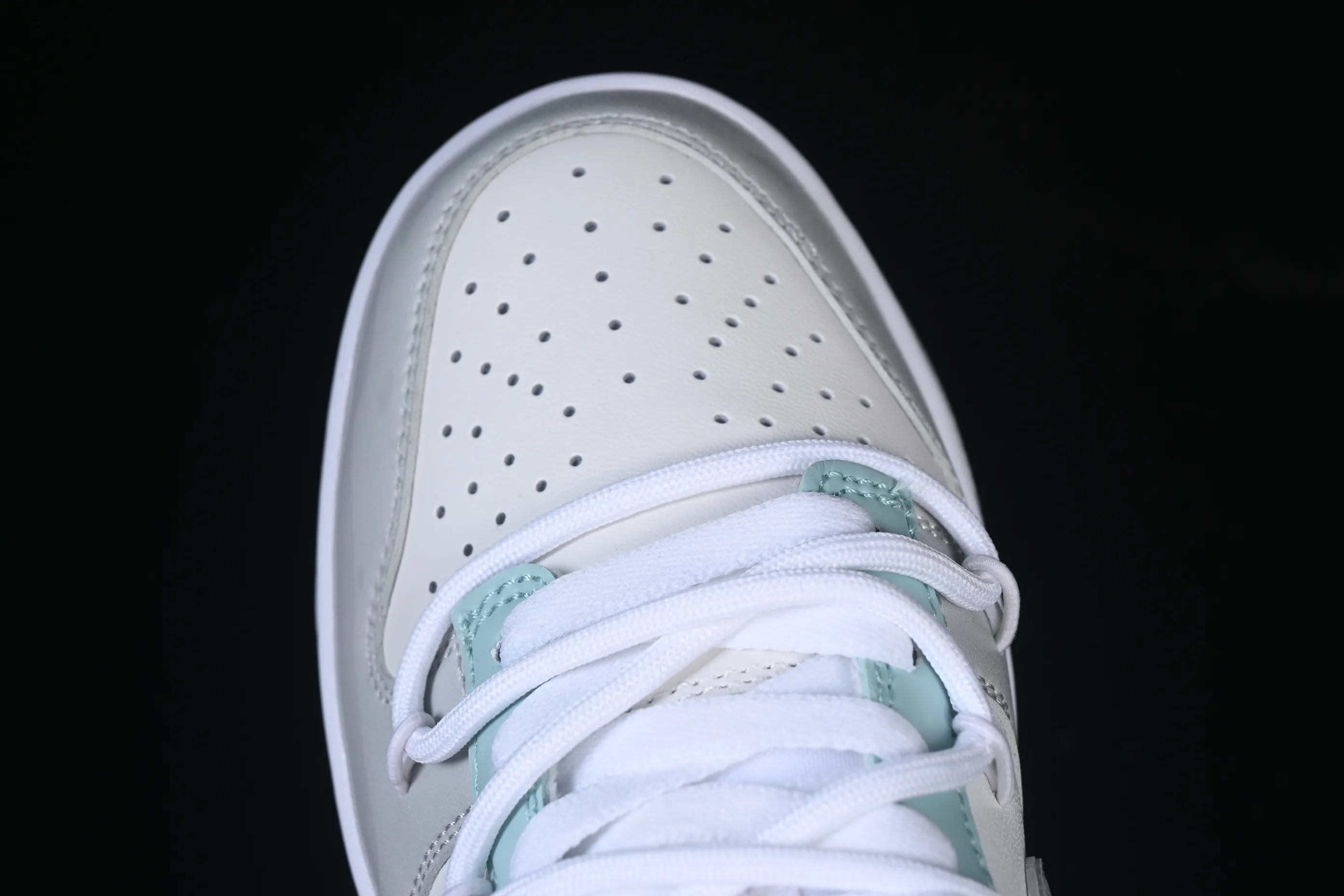 All categories Nk SB Dunk Series Nk SB Dunk Low High-end customized low-top sneakers Nike SB Dunk Low Gray and white straps low-top casual sneakers HF0730-160